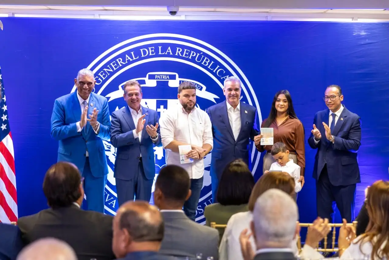 Abinader entrega en Nueva York primer pasaporte biométrico