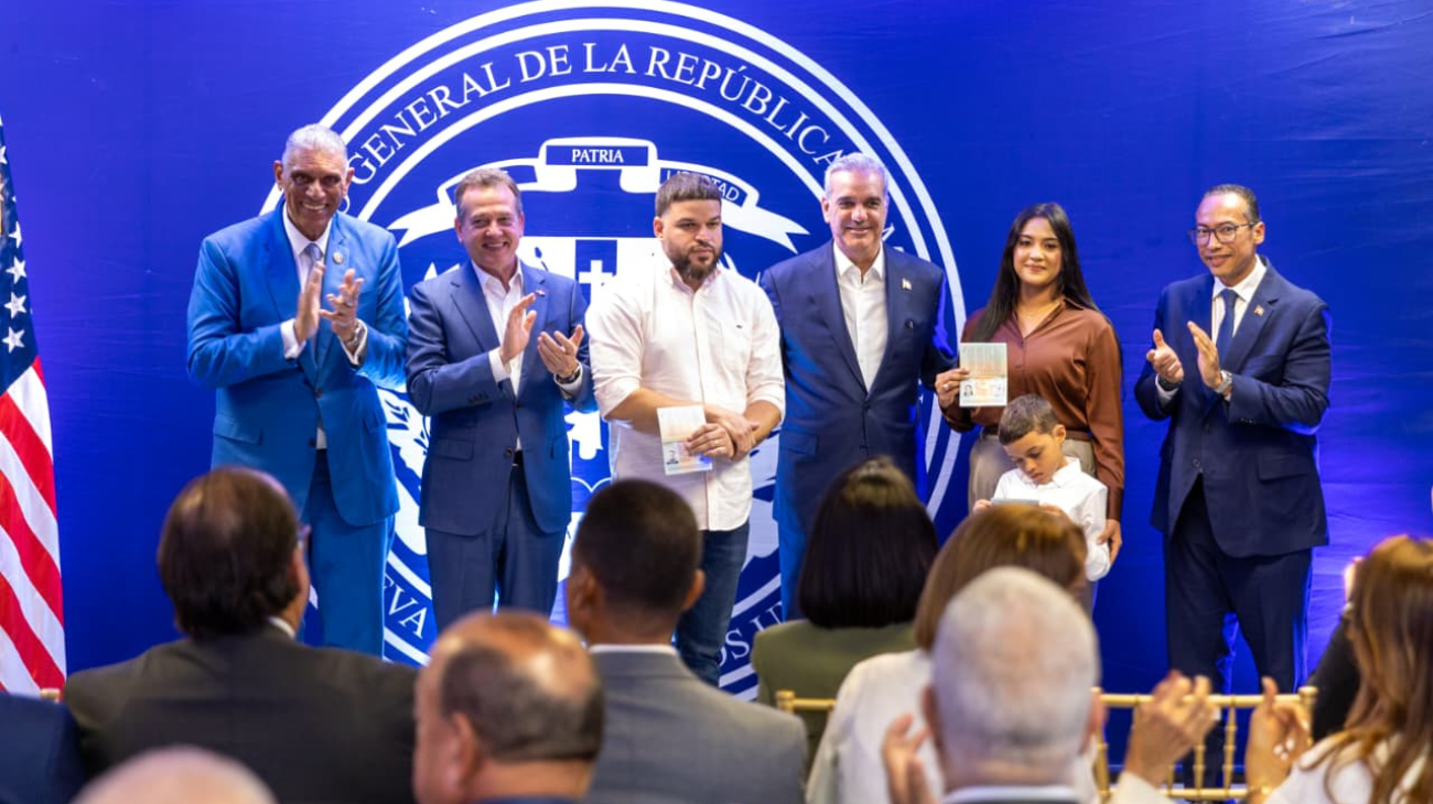 Abinader inicia entrega de pasaporte electrónico en Nueva York
