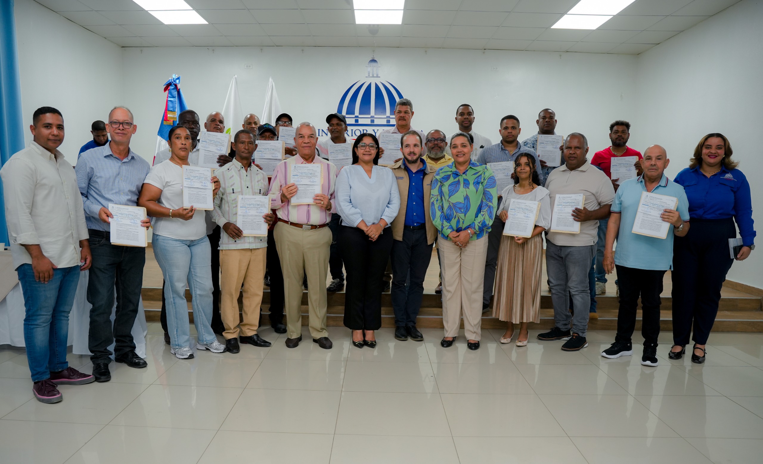 Gobierno entrega RD 20.4 millones en bonos de riego a 29 productores