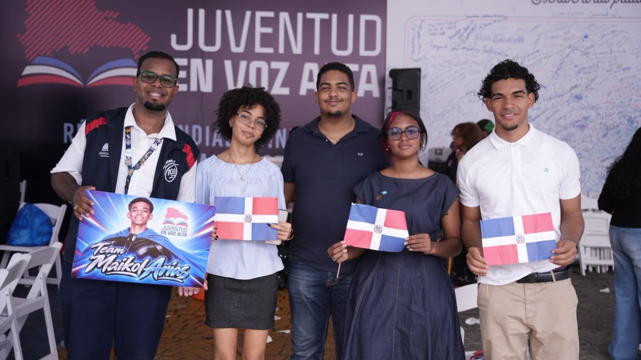 Cinco jóvenes logran récord Guinness de 500 horas de lectura