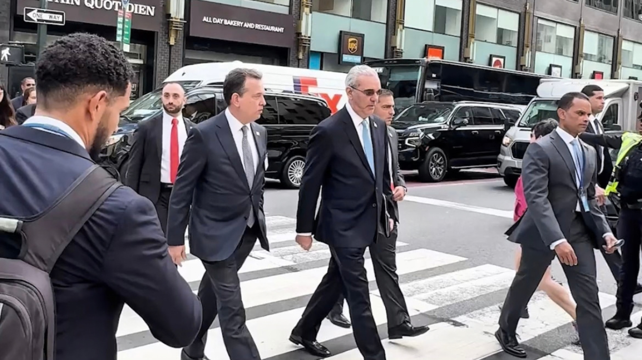 Abinader camina por calles de Nueva York ante congestión vehicular