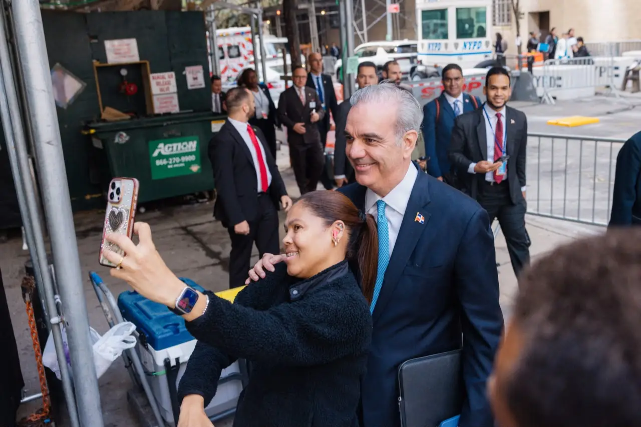 Abinader recorre a pie calles de Nueva York; saluda dominicanos
