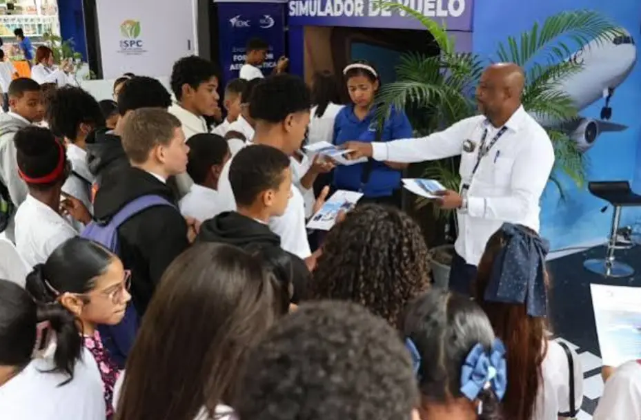 Simuladores de vuelo en Feria Internacional del Libro en RD