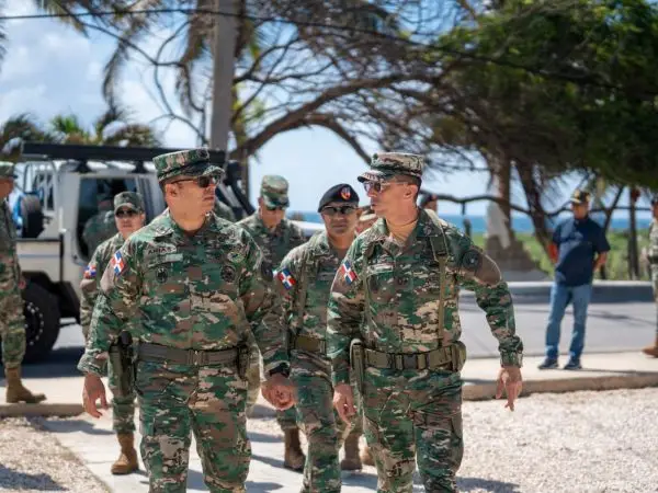 Comandante del Ejército inspecciona puestos región sur