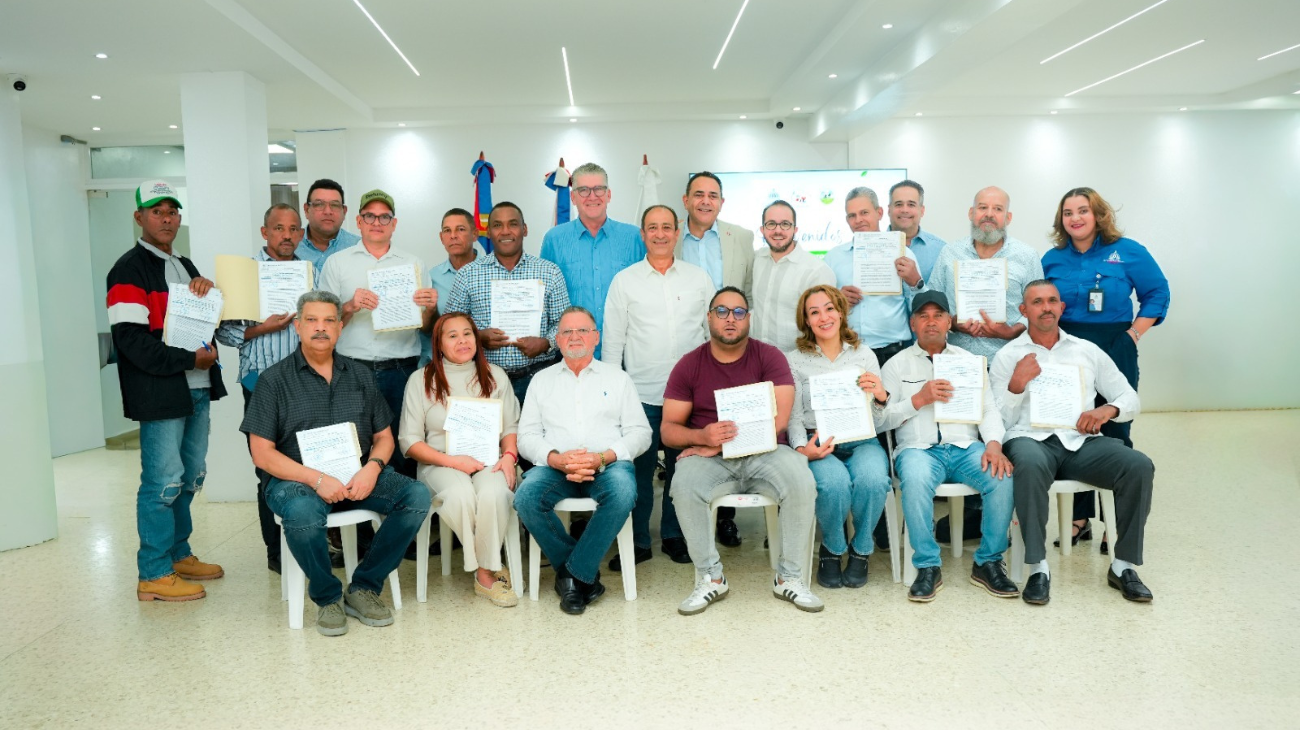 TNR entrega RD 30 millones en bonos a 17 productores de leche