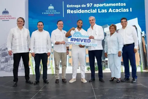 Presidente entrega 422 títulos propiedad y 97 apartamentos